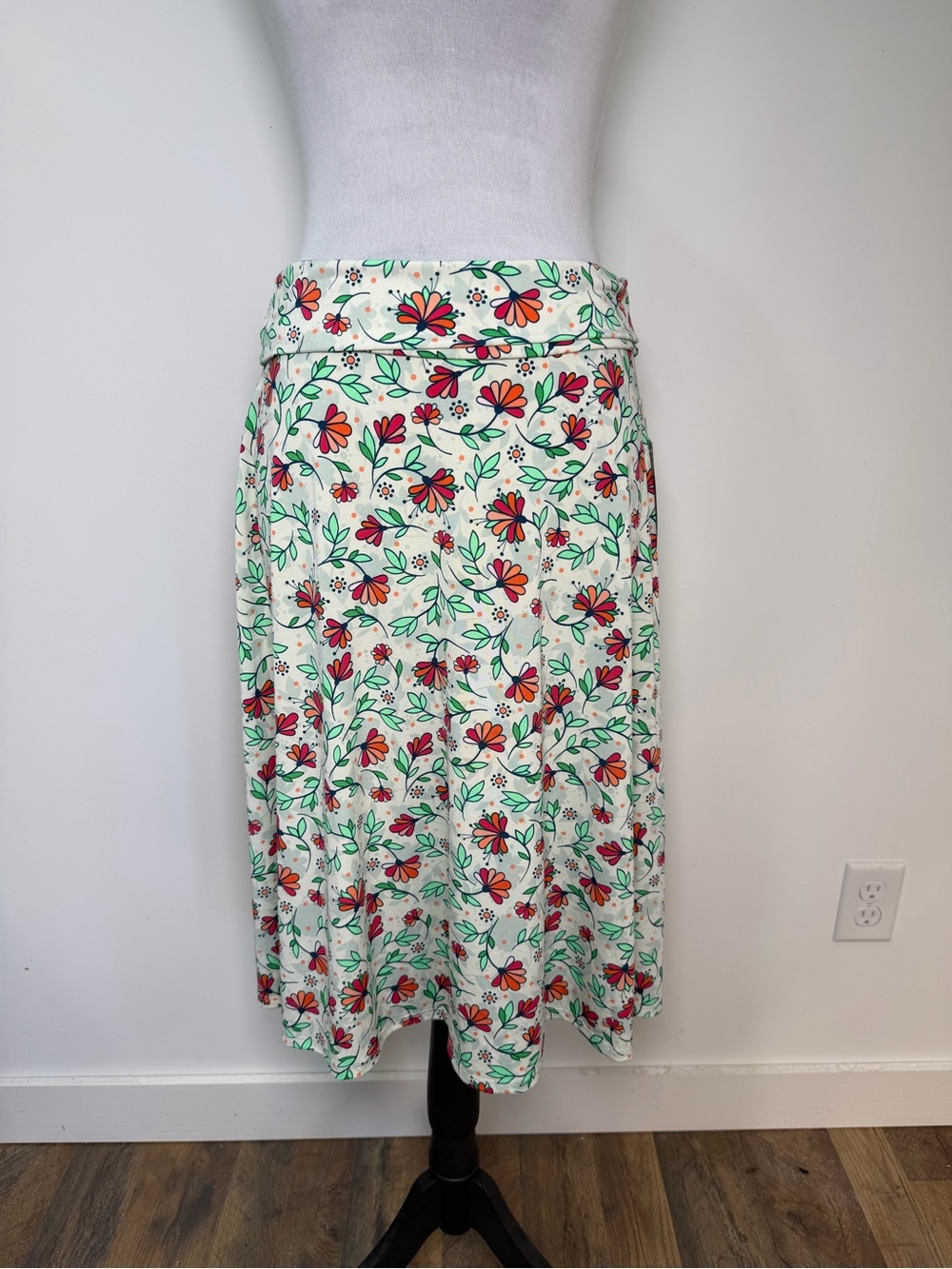 LuLaRoe Women's Flower Print Knee Length Skirt Size Medium Resort Beach
